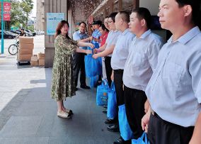 长征镇总工会慰问集团一线职工