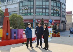 市区镇领导调研梅川路缤纷生活体验街